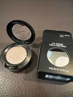 MAC LES artiste eye shadow frost